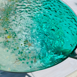 新ver エメラルドグリーン　ムーンビーチ　水紋の影　穏やかな海ガラスガラスサイドテーブル　海 2枚目の画像