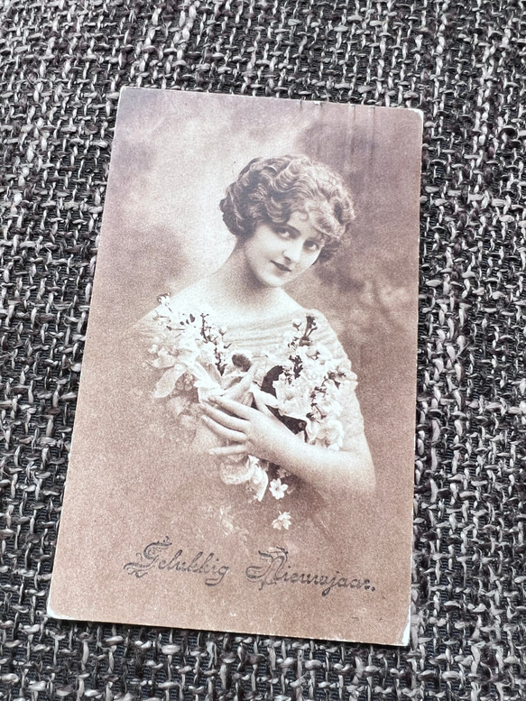 1901年 アンティーク オランダ 花束を抱える女性 ポストカード その他