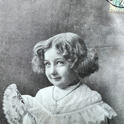 1905年 アンティーク フランス 青い瞳の扇子を持つ少女 ポストカード 1枚目の画像
