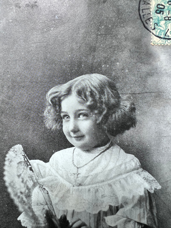 1905年 アンティーク フランス 青い瞳の扇子を持つ少女 ポストカード 1枚目の画像