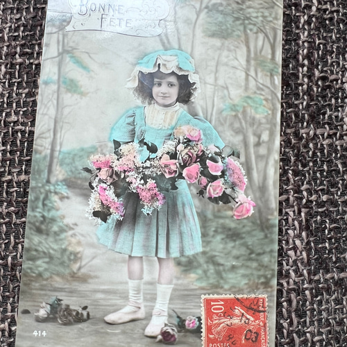 ヨーロピアンアンティーク 花を持つ3人の少女 ポストカード-