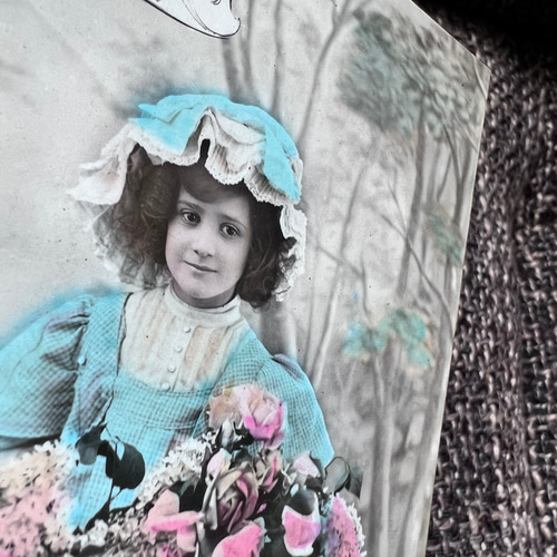 1903年 アンティーク フランス ブルードレスの少女と花束 ポストカード