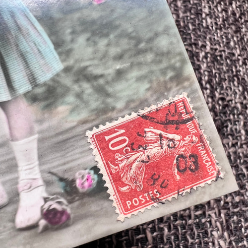 1903年 アンティーク フランス ブルードレスの少女と花束 ポストカード