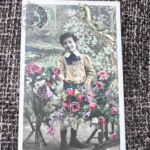 フランスアンティーク　ポストカード　大輪の薔薇とブルーリボンの少女 フランス ポストカード バラ チューリップ BOX 花束（Bonne fete D）