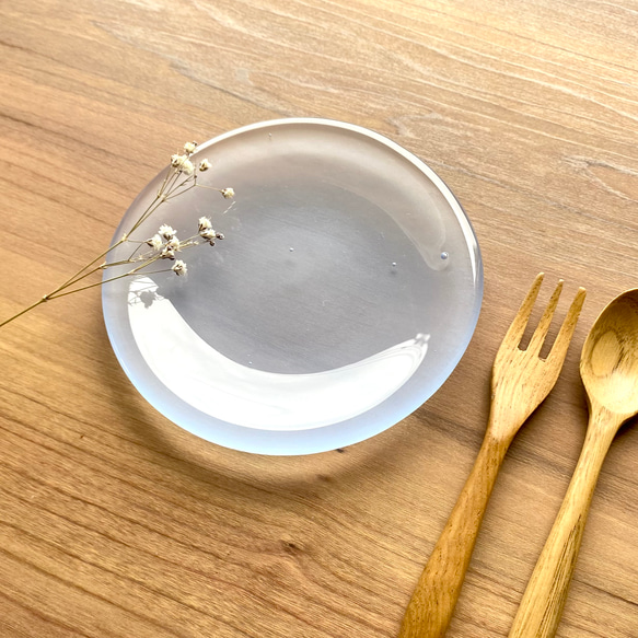 「夏空色を映す水たまりM」丸いガラスのお皿　皿　プレート　ガラス工芸　食器 5枚目の画像