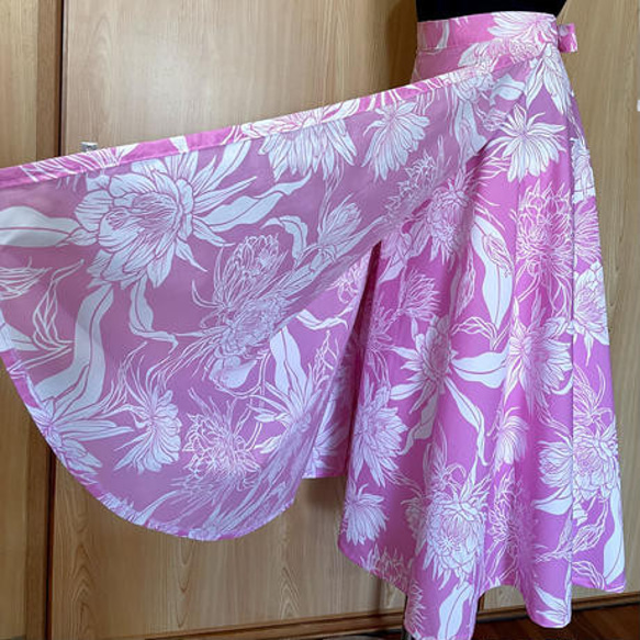 【ラップスカート】ハワイアンラップスカート（月下美人 ナイトブルーミングセレウス/ピンク)ハワイアンファブリック♪ 1枚目の画像