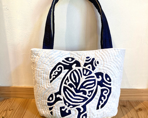 ハンドメイド　ハワイアンキルトバッグ　（ホヌと向日葵） f2b383384885198818ea87dee77f0a