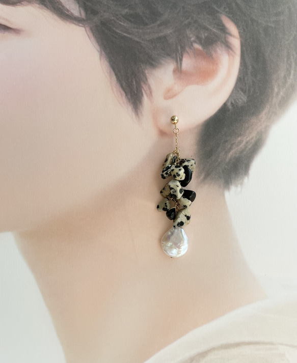 【14kgf / earring or pierce】コインパールとダルメシアンジャスパー＊揺れるピアス 4枚目の画像