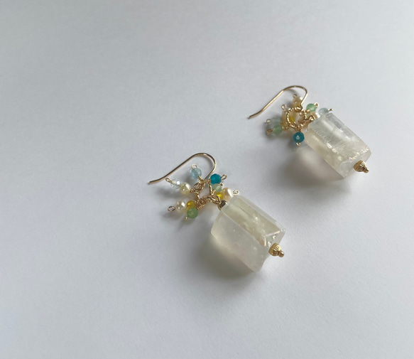 【14kgf /earring or pierce】氷柱＊オーロラクリスタルのクリアピアス＊鉱石シリーズ 2枚目の画像