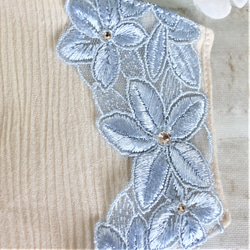 【最終値下げ】サックスブルー色のお花を刺繍したチュールレースにラインストーンのビジュー✨をつけたエレガントなマスクカバー 7枚目の画像