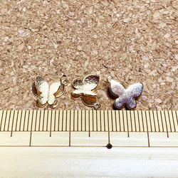 小さな立体蝶チャーム18KGP２個 4枚目の画像