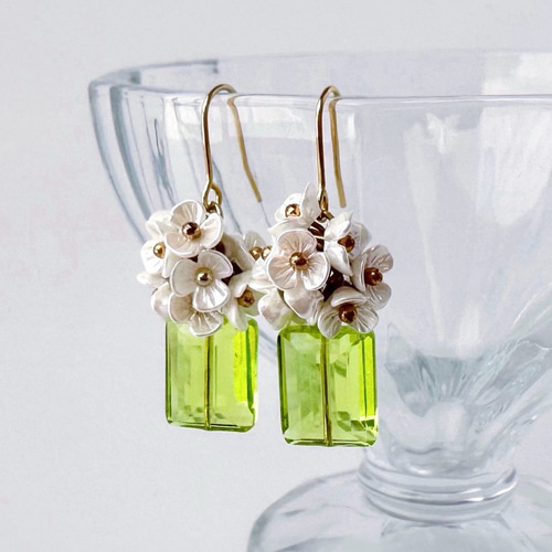 ライムグリーンのスクエアガラスビーズとかわいい白いお花の小さめ