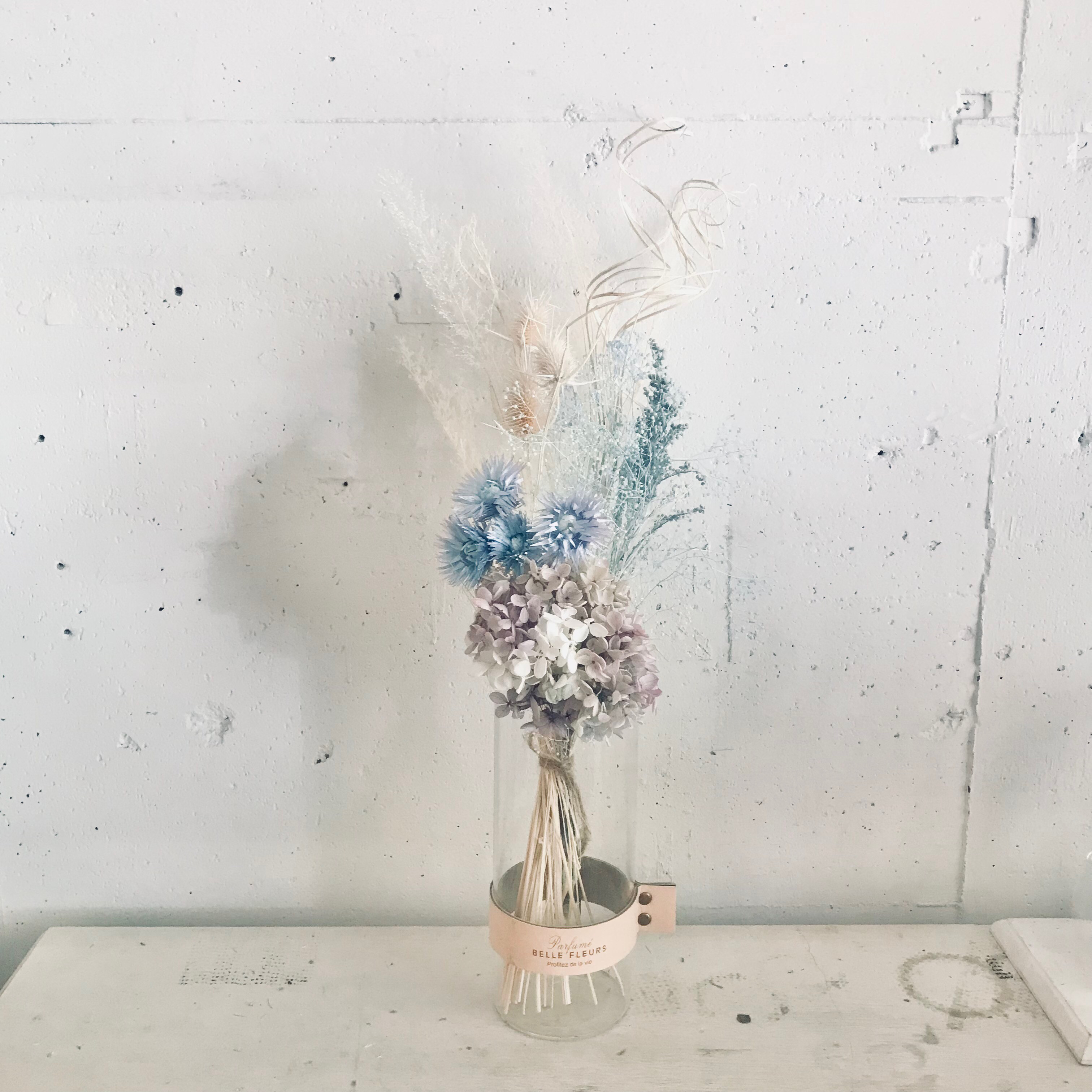 アンニュイパープルのアジサイとブルー&ホワイトロングブーケ