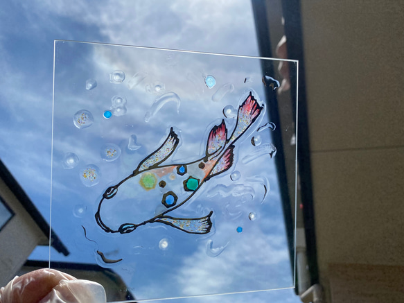 【受注制作】ステンドグラス風ガラスアート　水面とメダカ　16×16センチ 1枚目の画像