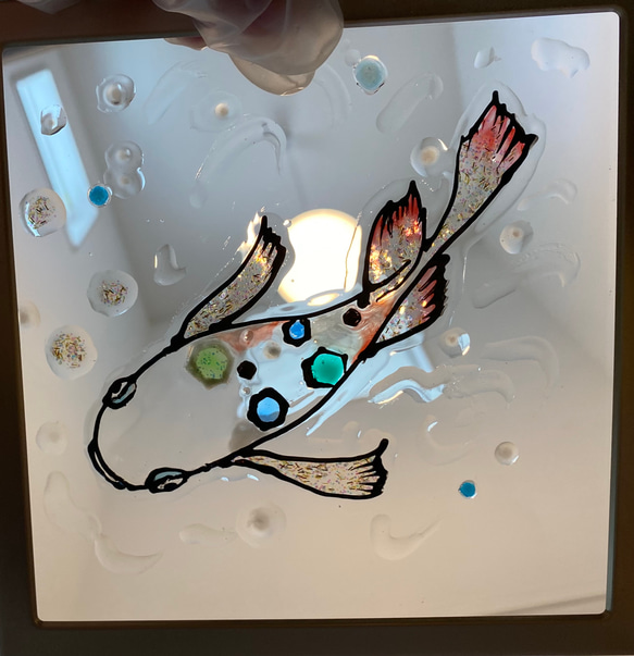 【受注制作】ステンドグラス風ガラスアート　水面とメダカ　16×16センチ 4枚目の画像