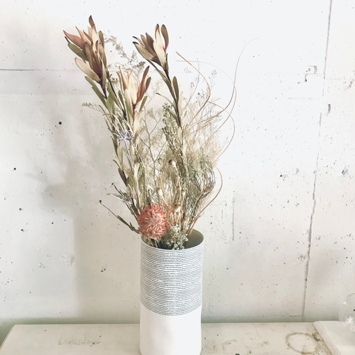 ピンクッションとリューカデンドロンのナチュラルスワッグ ドライ