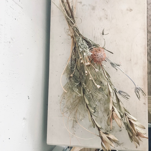 ピンクッションとリューカデンドロンのナチュラルスワッグ ドライ