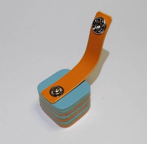 プラグが折りたためない充電器のレザーケース　プラグカバー＆コードクリップ　Apple Anker 水色×オレンジ01 2枚目の画像
