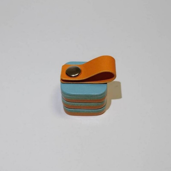 プラグが折りたためない充電器のレザーケース　プラグカバー＆コードクリップ　Apple Anker 水色×オレンジ01 4枚目の画像