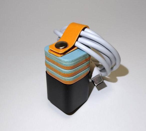 プラグが折りたためない充電器のレザーケース　プラグカバー＆コードクリップ　Apple Anker 水色×オレンジ01 1枚目の画像