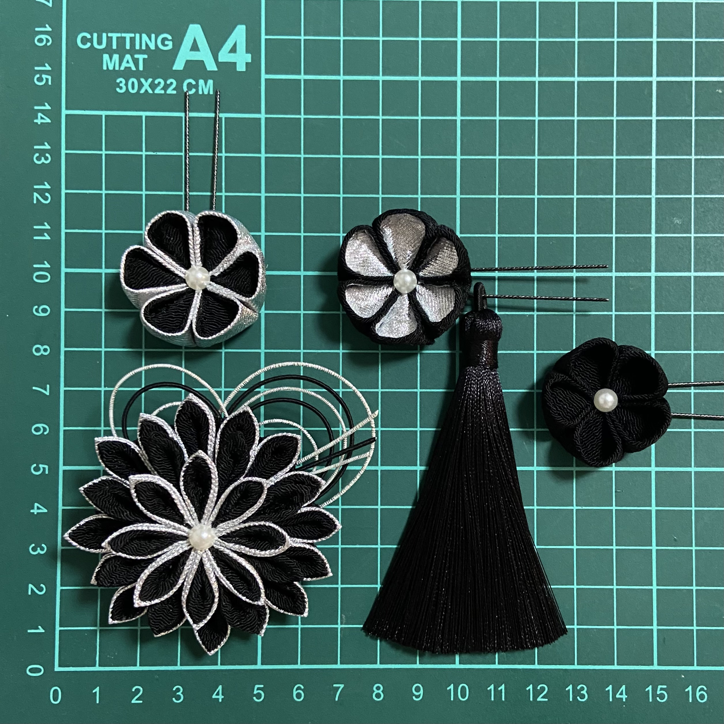 つまみ細工の髪飾り&コサージュ　2way  黒銀