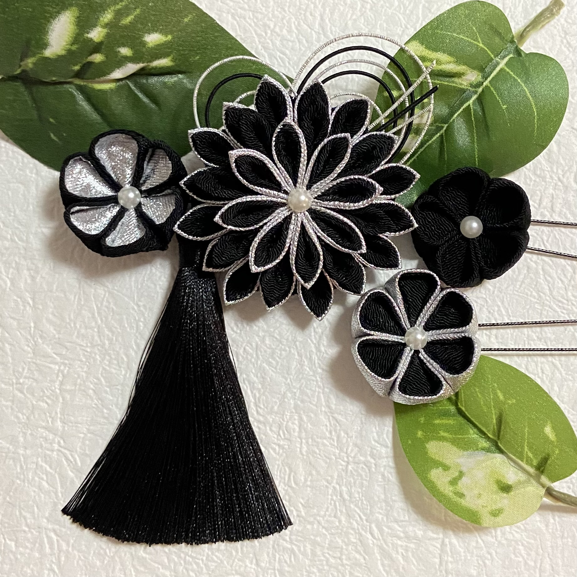 つまみ細工の髪飾り&コサージュ　2way  黒銀