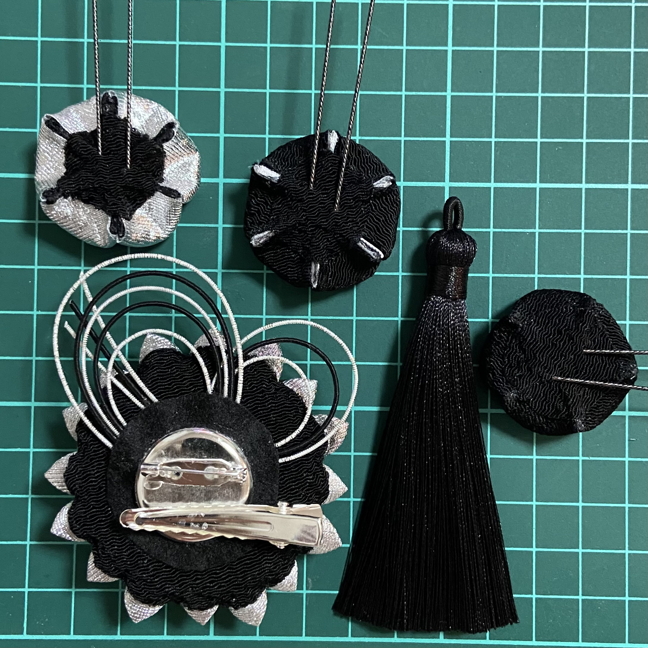 つまみ細工の髪飾り&コサージュ　2way  黒銀