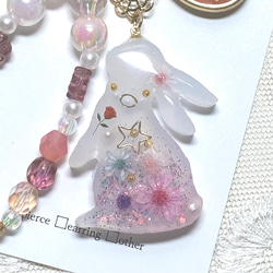 ハンドメイド＊レジン うさぎ キーホルダー 白うさぎ ビーズ ピンク 話  