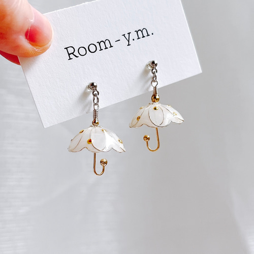 傘のピアス〈左右色違いオーダー可能〉 ピアス（フック・チェーン