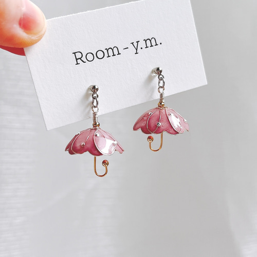 傘のピアス〈左右色違いオーダー可能〉 ピアス（フック・チェーン
