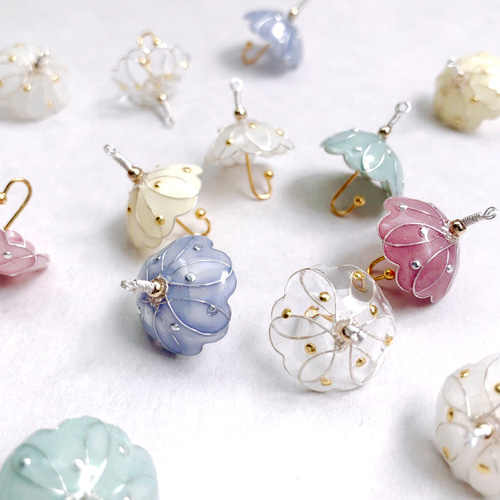 傘のピアス〈左右色違いオーダー可能〉 ピアス（フック・チェーン