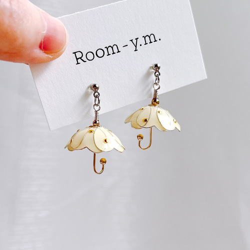 傘のピアス〈左右色違いオーダー可能〉 ピアス（フック・チェーン