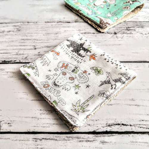 ポップな恐竜 ハーフハンカチ 白 ガーゼハンカチ タオルハンカチ  