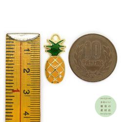 【再販】少しぷっくりとしたパイナップルの半立体エナメルチャーム（ゴールド）3個セット #CE-0200 4枚目の画像