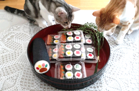 猫ちゃんも喜ぶ鈴入りおもちゃ「巻き寿司」いかがですか(*˘︶˘*).｡*♡　猫のおもちゃ　おままごと　知育玩具 1枚目の画像