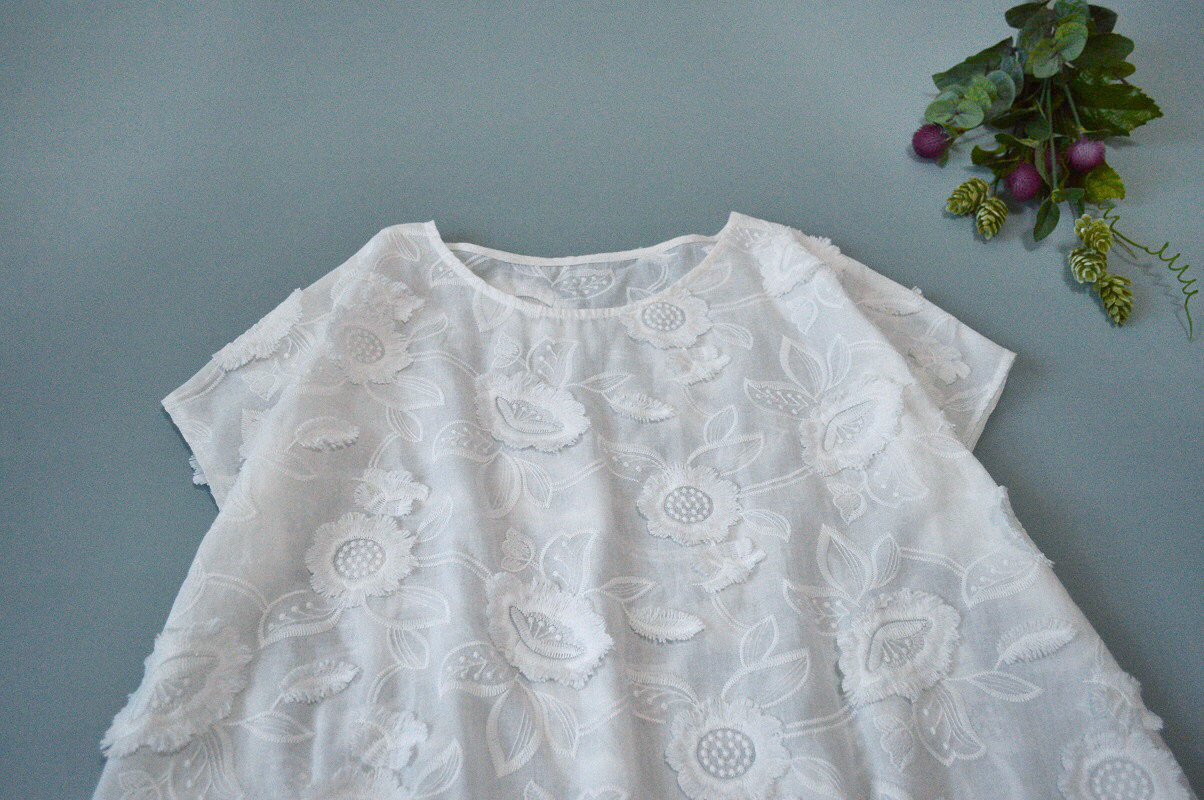 コットン100％立体なお花総刺繡シンプルな大人可愛いトップス♪