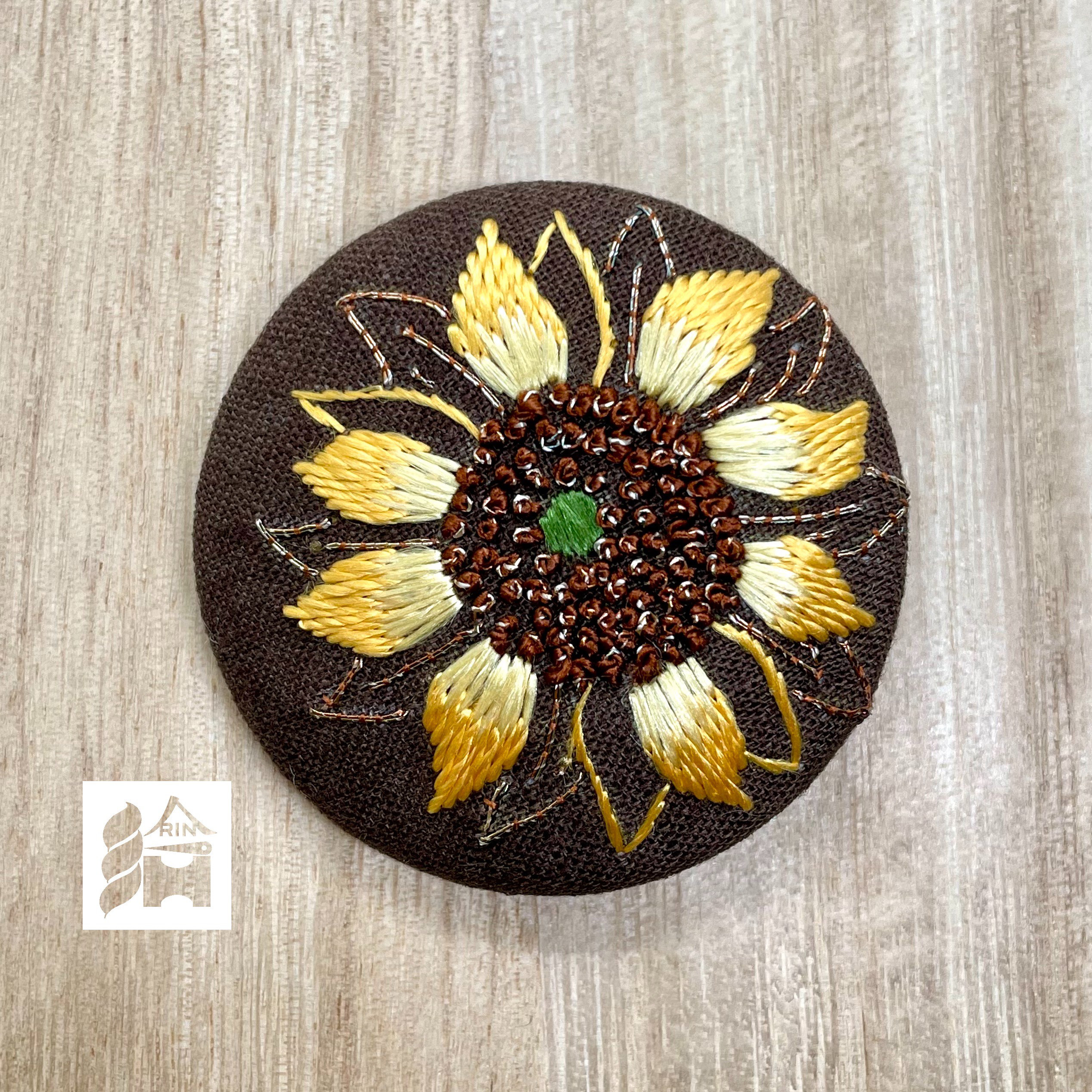 立体刺繍】ひまわりのグッドスマイルブローチ（葉っぱ付き