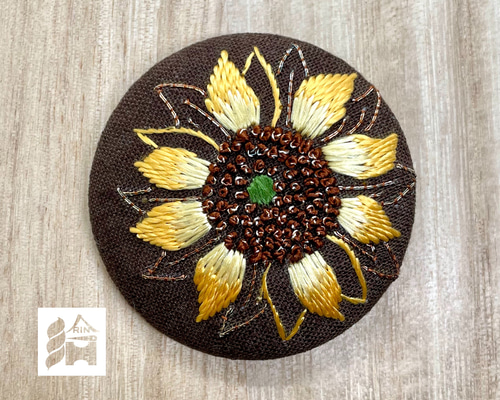シックな色の糸とビーズで、花の刺繍ブローチ | 小林 彩乃 |本