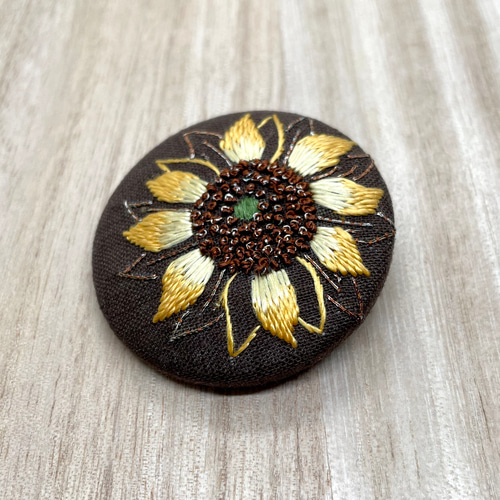 ひまわり 刺繍ブローチ 絹糸と茶金糸の日本刺繍 ブローチ りん