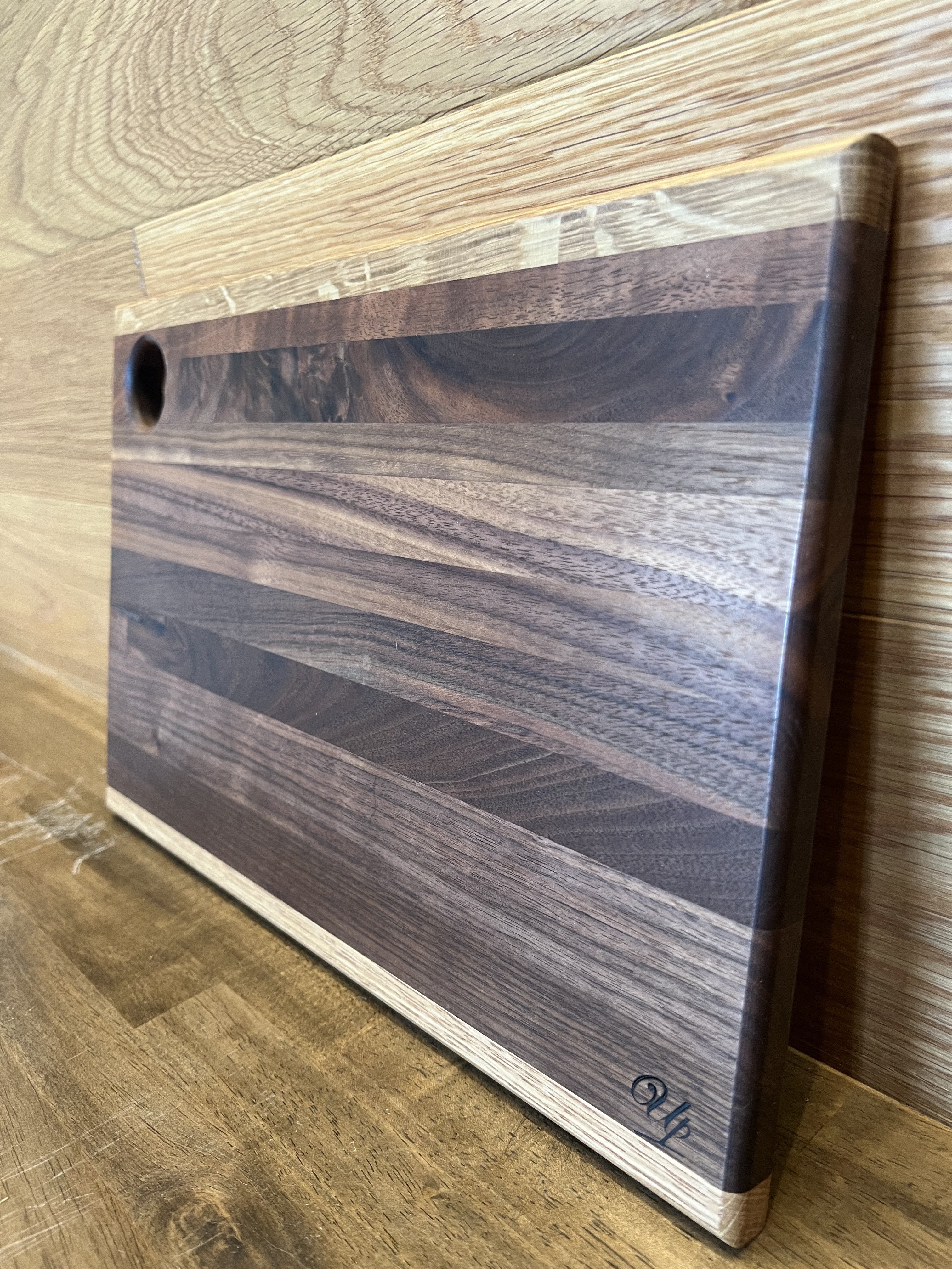 「oak」「walnut」の無垢材を圧着させたCutting board