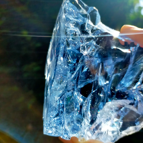 虹入り 不思議なブルー ずっしり大きめ アンダラクリスタル 青