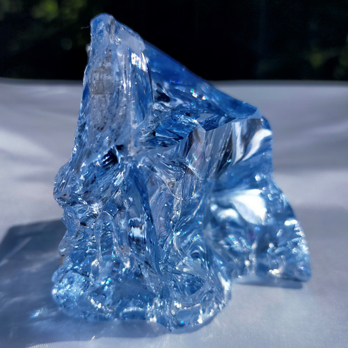 虹入り 不思議なブルー ずっしり大きめ アンダラクリスタル 青