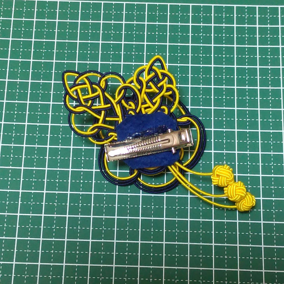 水引の花クリップBタイプ　紺×黄色 3枚目の画像