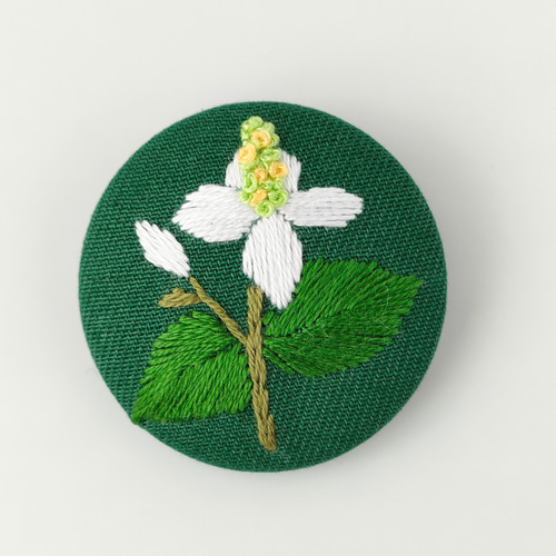 受注制作】ドクダミの花刺繍ブローチ ブローチ かなちゃん手刺繍