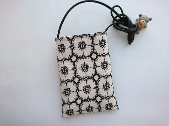 ハンドメイド　ミナペルホネン　スマホポシェット ギフトミナペルホネン タンバリン ネイビースマホショルダー