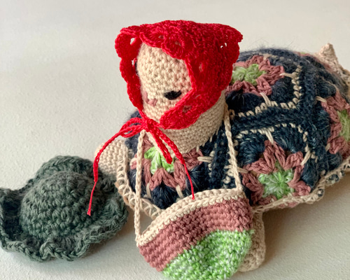 サッカーボールを持つ編み物カメのぬいぐるみ アフリカンフラワー カメ