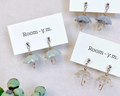 傘のイヤリング〈左右色違いオーダー可〉 イヤリング