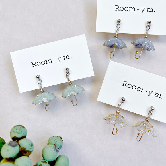 傘のイヤリング〈左右色違いオーダー可〉 イヤリング
