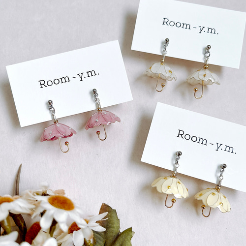 傘のイヤリング〈左右色違いオーダー可〉 イヤリング