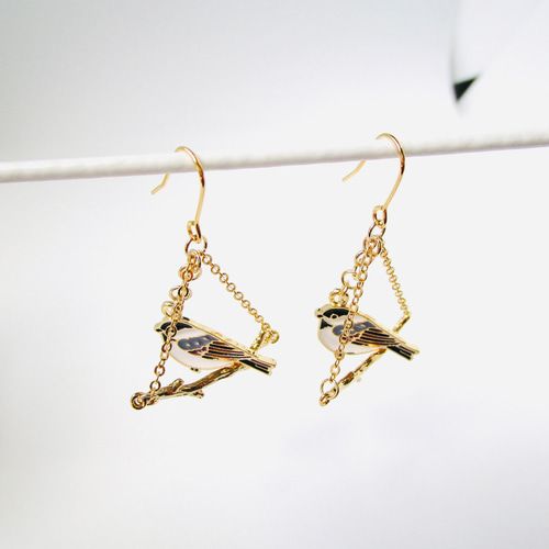 作家様　木と樹脂の鳥さんピアス 木にとまる鳥さん耳飾り(グレイ) アレルギー対応可 イヤリング